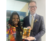 De la gauche vers la droite, Mireille Isidore, directrice et fondatrice de Kayanou, et Marlin Schmidt, député provincial d’Edmonton Gold-Bar, tenant un document sur les personnalités noires de l’Alberta produit par Kayanou.

 &mdash; Crédit : Florentine Tchokote