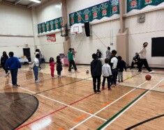 Jeu de rapidité avec les enfants.  &mdash; Photo: gracieuseté CFA