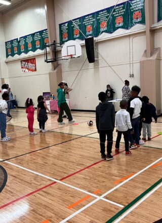 Jeu de rapidité avec les enfants.  &mdash; Photo: gracieuseté CFA