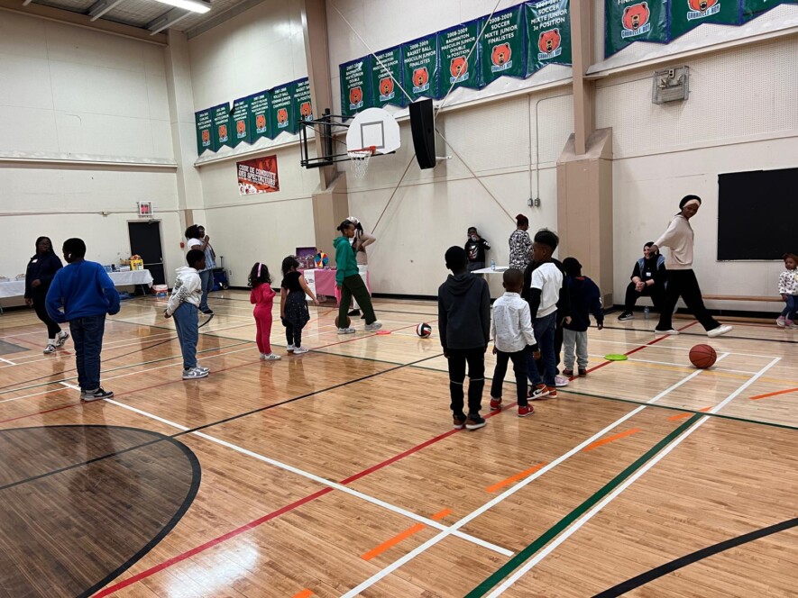 Jeu de rapidité avec les enfants.  &mdash; Photo: gracieuseté CFA