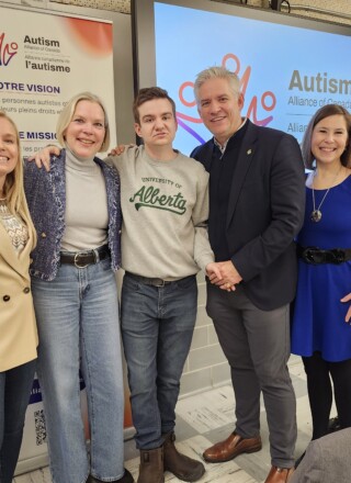 De la gauche vers la droite: Franziska Morin, l'Alliance canadienne de l'autisme; Krista Leitham, l'Alliance canadienne de l'autisme; Jaydon, homme Autiste; Mike Lake, Député à la chambre des communes; Dre. Michèle L. Hébert, l'Alliance canadienne de l'autisme; Kathy Heath, créatrice du blogue The Autism Edit. &mdash;  Photo: gracieuseté, AAC. 