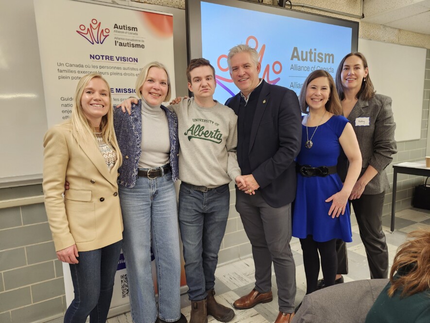 De la gauche vers la droite: Franziska Morin, l'Alliance canadienne de l'autisme; Krista Leitham, l'Alliance canadienne de l'autisme; Jaydon, homme Autiste; Mike Lake, Député à la chambre des communes; Dre. Michèle L. Hébert, l'Alliance canadienne de l'autisme; Kathy Heath, créatrice du blogue The Autism Edit. &mdash;  Photo: gracieuseté, AAC. 