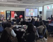  Paul Denis, comité d'organisation de la Journée de la santé, debout dans la salle de conférence.  &mdash; Credit: RSA