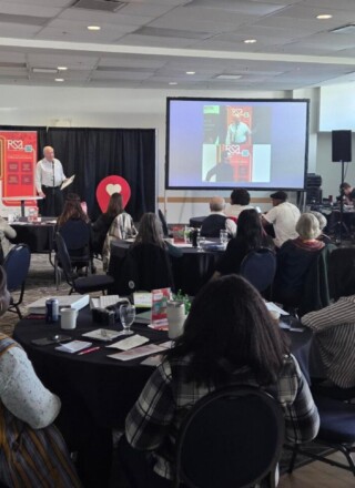  Paul Denis, comité d'organisation de la Journée de la santé, debout dans la salle de conférence.  &mdash; Credit: RSA