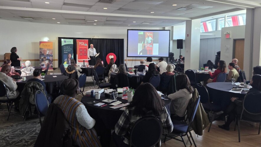  Paul Denis, comité d'organisation de la Journée de la santé, debout dans la salle de conférence.  &mdash; Credit: RSA
