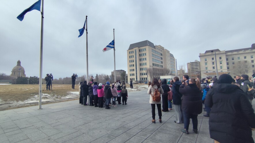 Lever du drapeau &mdash; Crédits: Thomas Hiahiani