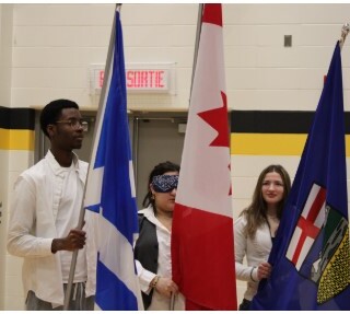 Cérémonie du lever du drapeau, à l’École Alexandre Taché

 &mdash; PHOTO: Courtoisie - École Alexandre Taché