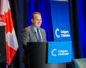 Monsieur le Ministre fédéral des Transports, Steven Mackinnon, s'adressant à la chambre des communes à Calgary.
 &mdash; Crédit : gracieuseté du bureau du ministre des Transports