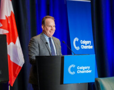 Monsieur le Ministre fédéral des Transports, Steven Mackinnon, s'adressant à la chambre des communes à Calgary.
 &mdash; Crédit : gracieuseté du bureau du ministre des Transports