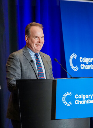 Monsieur le Ministre fédéral des Transports, Steven Mackinnon, s'adressant à la chambre des communes à Calgary.
 &mdash; Crédit : gracieuseté du bureau du ministre des Transports