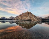 Lever de soleil du mois de juin sur le lac Bow &mdash; Photo: Sarah Hübsch