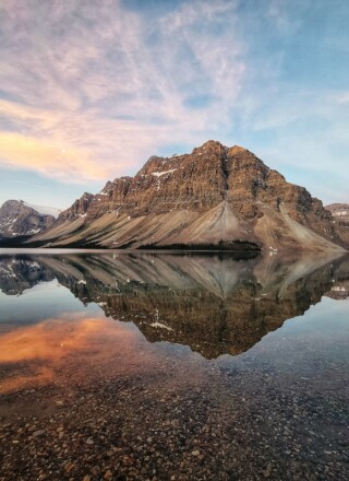 Lever de soleil du mois de juin sur le lac Bow &mdash; Photo: Sarah Hübsch