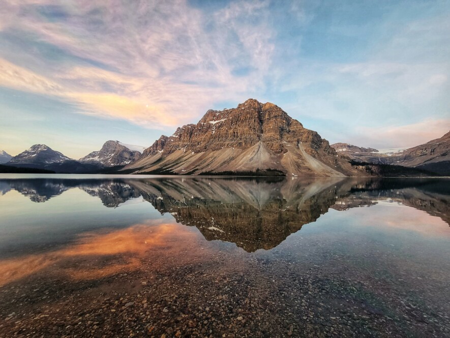 Lever de soleil du mois de juin sur le lac Bow &mdash; Photo: Sarah Hübsch
