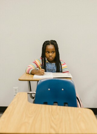 Fillette en classe &mdash;    Crédits: RDNE Stock project