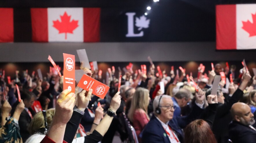 Les débats lors des votes sur des politiques du Parti libéral du Canada se sont surtout centrés sur les jeunes face à l’intelligence artificielle et les réseaux sociaux. &mdash; Photo : Inès Lombardo – Francopresse