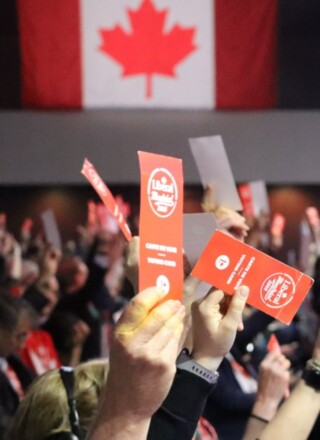 Les débats lors des votes sur des politiques du Parti libéral du Canada se sont surtout centrés sur les jeunes face à l’intelligence artificielle et les réseaux sociaux. &mdash; Photo : Inès Lombardo – Francopresse