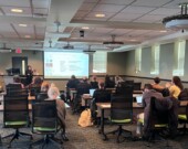 Dahlia Namian, professeure à l'Université d'Ottawa, présentant sa recherche intitulée « La société de provocation : inégalités extrêmes et domination symbolique ».
 &mdash; Crédit : Acfas