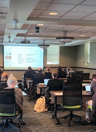 Dahlia Namian, professeure à l'Université d'Ottawa, présentant sa recherche intitulée « La société de provocation : inégalités extrêmes et domination symbolique ».
 &mdash; Crédit : Acfas