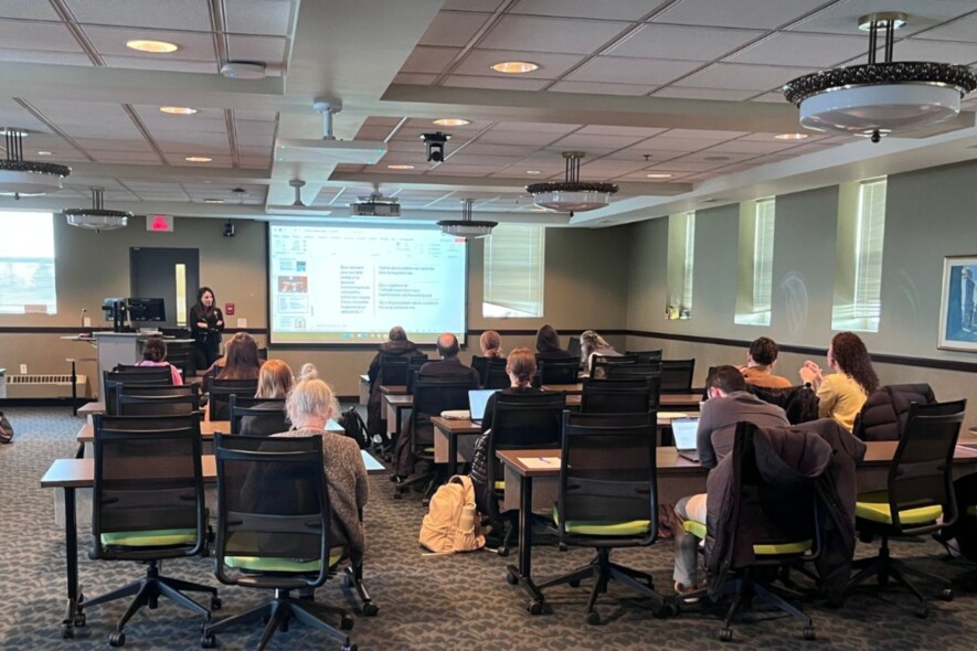 Dahlia Namian, professeure à l'Université d'Ottawa, présentant sa recherche intitulée « La société de provocation : inégalités extrêmes et domination symbolique ».
 &mdash; Crédit : Acfas