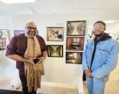 De droite à gauche : Luckensly Luma, participant au projet À la croisée des arts visuels et auteur des œuvres photographiques en arrière-plan. Alby Kacou, artiste visuel, mentor.
 &mdash; Crédit: Luckensly Luma
