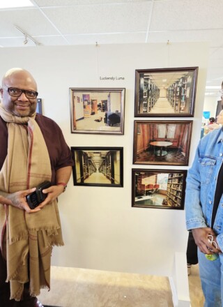 De droite à gauche : Luckensly Luma, participant au projet À la croisée des arts visuels et auteur des œuvres photographiques en arrière-plan. Alby Kacou, artiste visuel, mentor.
 &mdash; Crédit: Luckensly Luma
