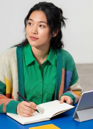 Personne qui écrit  &mdash; Crédit: Canva