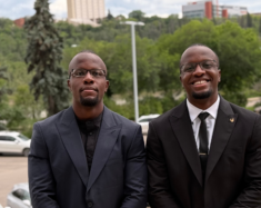 Avec son frère jumeau à gauche, Kevin, Kenny M’Pindou a voulu l’associer dans le démarrage de son organisme, l’Alliance des jeunes bègues du Canada.
 &mdash; Crédit : gracieuseté