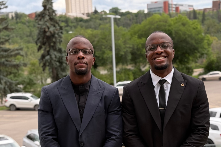 Avec son frère jumeau à gauche, Kevin, Kenny M’Pindou a voulu l’associer dans le démarrage de son organisme, l’Alliance des jeunes bègues du Canada.
 &mdash; Crédit : gracieuseté