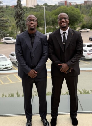 Avec son frère jumeau à gauche, Kevin, Kenny M’Pindou a voulu l’associer dans le démarrage de son organisme, l’Alliance des jeunes bègues du Canada.
 &mdash; Crédit : gracieuseté