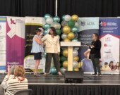 Mme Mireille Péloquin, directrice générale de l'Association des parents francophones de l'Alberta,  a gauche, recevant les hommages de ses collaboratrices à la fin du sommet : « On ne transmet pas seulement une langue, on transmet des humains. »
 &mdash; Crédit : Le Franco