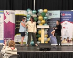 Mme Mireille Péloquin, directrice générale de l'Association des parents francophones de l'Alberta,  a gauche, recevant les hommages de ses collaboratrices à la fin du sommet : « On ne transmet pas seulement une langue, on transmet des humains. »
 &mdash; Crédit : Le Franco