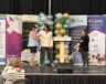 Mme Mireille Péloquin, directrice générale de l'Association des parents francophones de l'Alberta,  a gauche, recevant les hommages de ses collaboratrices à la fin du sommet : « On ne transmet pas seulement une langue, on transmet des humains. »
 &mdash; Crédit : Le Franco