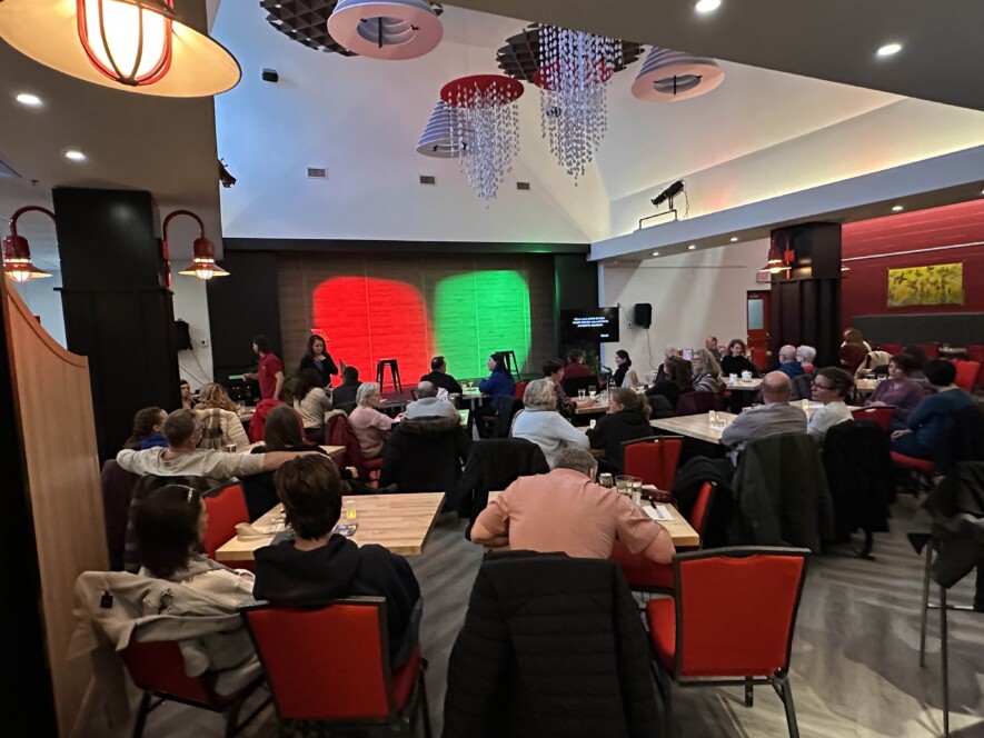 Spectateurs/spectatrices et techniciens prêts à accueillir l’artiste comédien Jamin Chtouki, Cité des Rocheuses, Calgary, 24 avril 2026. &mdash; Crédit : gracieuseté Jamin Comédie.