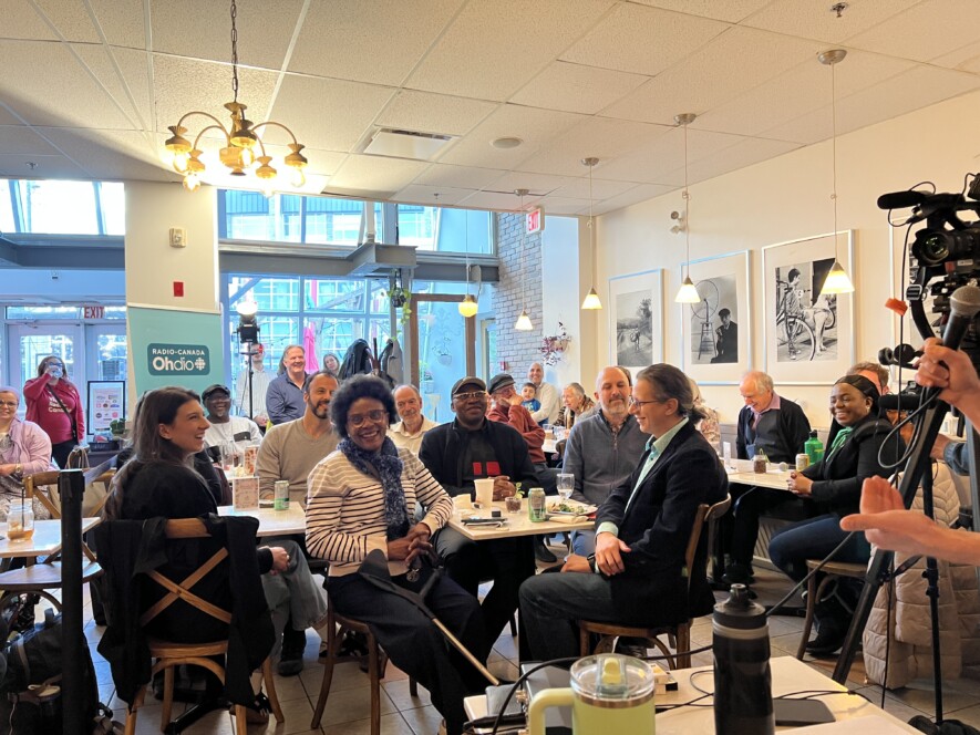 Image des participants, chercheurs et scientifiques, le 22 avril au café Bicyclette, heureux d'échanger sur les questions de feux en Alberta.

 &mdash; Crédit Gracieuseté Communication, Radio-Canada