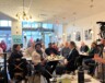 Image des participants, chercheurs et scientifiques, le 22 avril au café Bicyclette, heureux d'échanger sur les questions de feux en Alberta.

 &mdash; Crédit Gracieuseté Communication, Radio-Canada