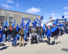 Les militants indépendantistes venus soutenir le dépôt de la pétition pour l'indépendance &mdash; Crédit : Thomas Hiahiani