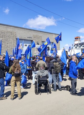 Les militants indépendantistes venus soutenir le dépôt de la pétition pour l'indépendance &mdash; Crédit : Thomas Hiahiani