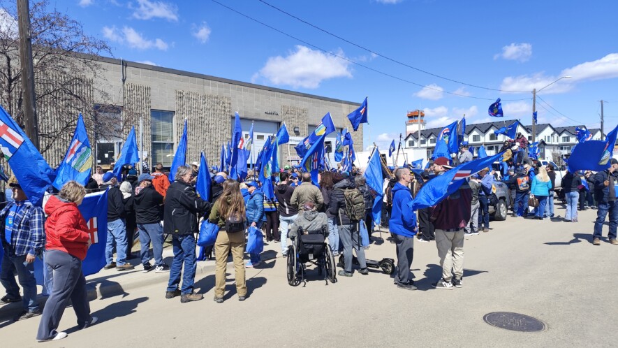 Les militants indépendantistes venus soutenir le dépôt de la pétition pour l'indépendance &mdash; Crédit : Thomas Hiahiani