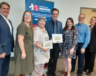 Michelle Hunter et Nate Glubish (au centre), lauréats des prix FCSFA 2025, entourés des membres du conseil d’administration de la Fédération. &mdash; Crédit : gracieuseté de la FCSFA