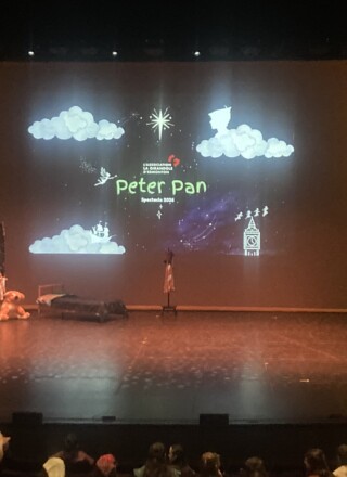  Lever de rideau du spectacle Peter Pan, Arden Theatre, Saint Albert, 19 avril 2026.  &mdash; Crédit : gracieuseté, Communication La Girandole