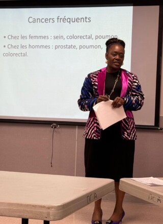 Dre Yvonne Kangong, en pleine conférence sur les divers types de cancer.
 &mdash; Crédit : gracieuseté