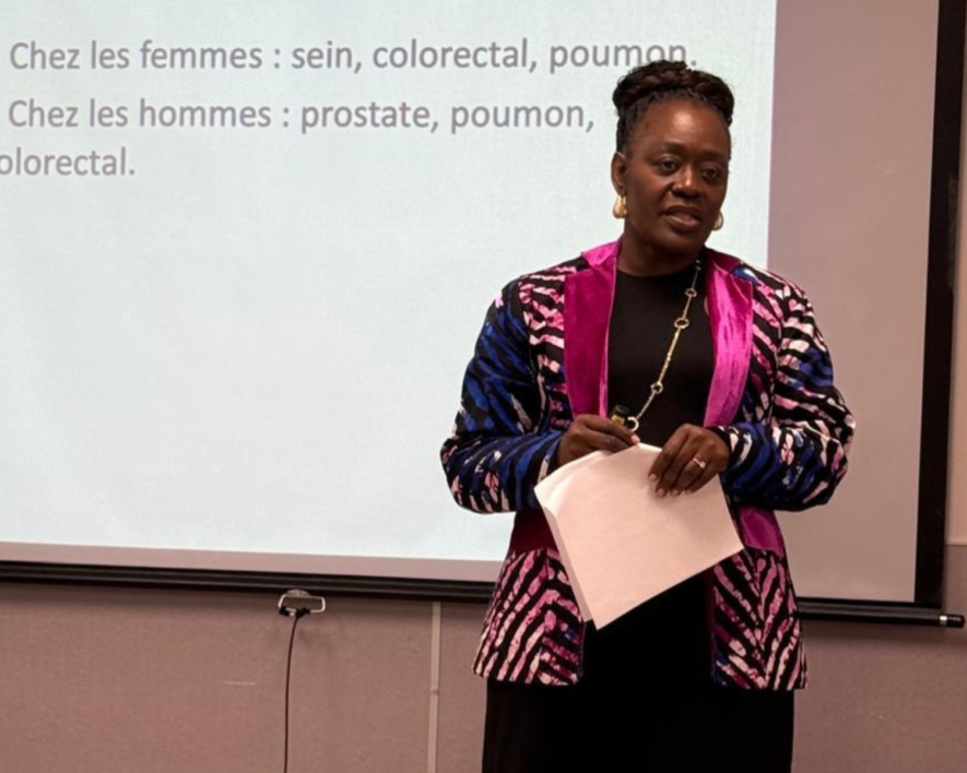 Dre Yvonne Kangong, en pleine conférence sur les divers types de cancer.
 &mdash; Crédit : gracieuseté