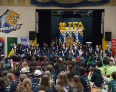 Lancement des JFA 2026, de fiers sportifs répandent la joie de vivre en français au gymnase de l'école-hôte, Maurice-Lavallée. &mdash; Crédit: Valerie Gilbert 