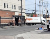 Les personnes en situation d'itinérance aux alentours de Boyle Street Community Services.
 &mdash; Crédit : Thomas Hiahiani