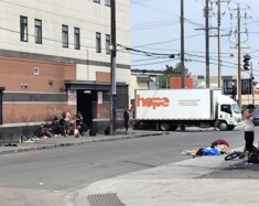 Les personnes en situation d'itinérance aux alentours de Boyle Street Community Services.
 &mdash; Crédit : Thomas Hiahiani