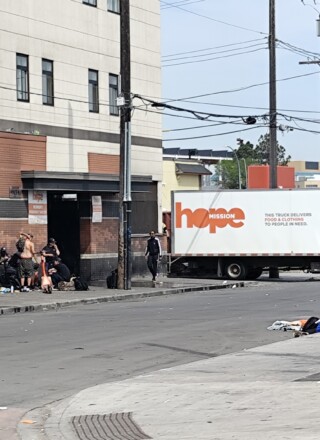 Les personnes en situation d'itinérance aux alentours de Boyle Street Community Services.
 &mdash; Crédit : Thomas Hiahiani