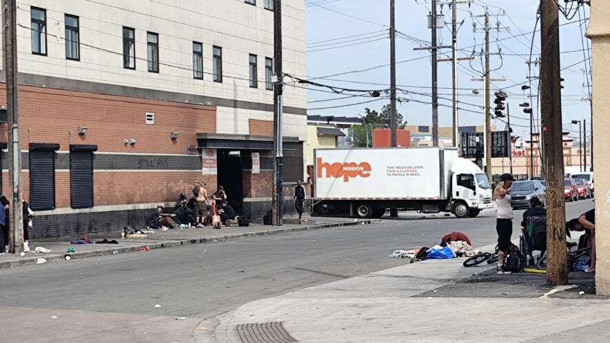Les personnes en situation d'itinérance aux alentours de Boyle Street Community Services.
 &mdash; Crédit : Thomas Hiahiani