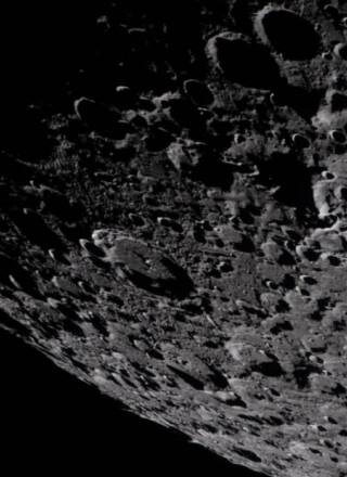 Voici le pôle Sud de la Lune, où les astronautes de la mission Artemis IV atterriront, en 2028!  &mdash; Photo : NASA / Montage As de l’info