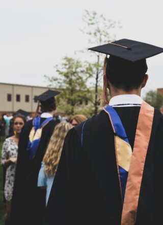 Selon un nouveau rapport paru en avril 2026, les jeunes diplômés des programmes d’immersion française ont souvent du mal à s’intégrer aux communautés francophones. 
 &mdash; Photo : Charles DeLoye – Unsplash