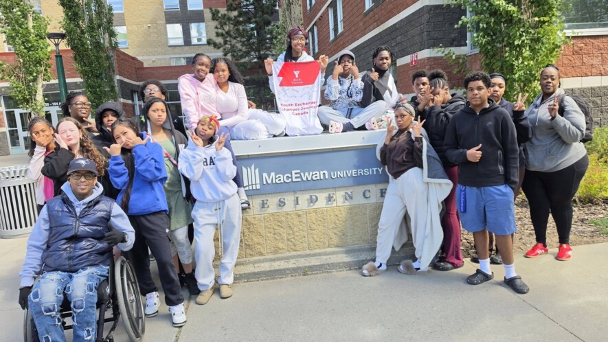 Après avoir reçu en mai des jeunes d’Edmonton, c’était au tour de jeunes recrutés par le LAMP CHC d’être accueillis en Alberta et de loger à l’Université MacEwan.  &mdash; Crédit : gracieuseté AJFAS